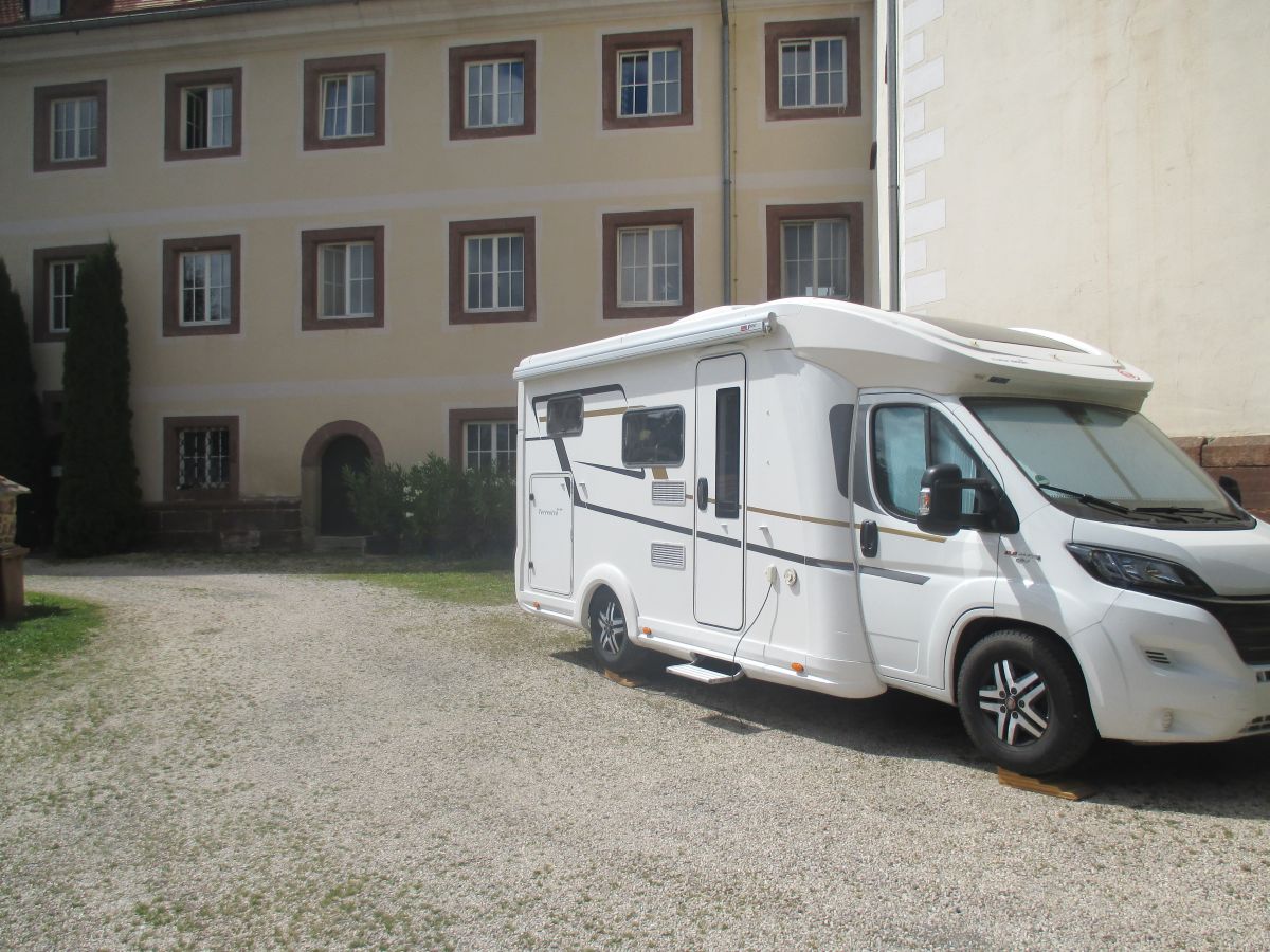 Komfortable Stellplätze direkt vor der beeindruckenden Kulisse des Hofguts.